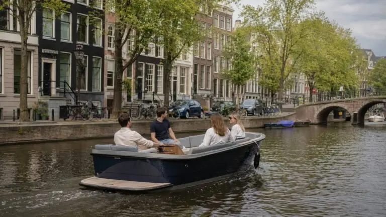 Elektrisch varen Amsterdam met een elektrische sloep op een rustige stadsgracht.